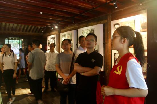 ”追寻革命印迹,情系红色鄞州“加拿大28开奖网
寻迹小分队-故居讲解